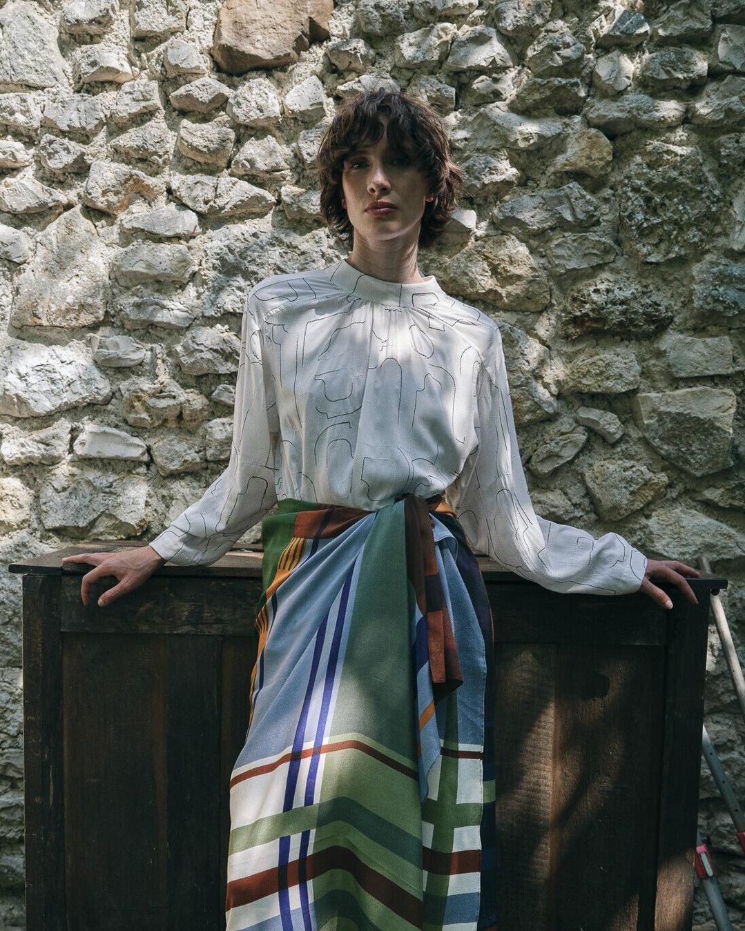 L'art du dialogue entre motif, ligne et volume. 
Penser le vestiaire comme une composition libre où la blouse brodée…
