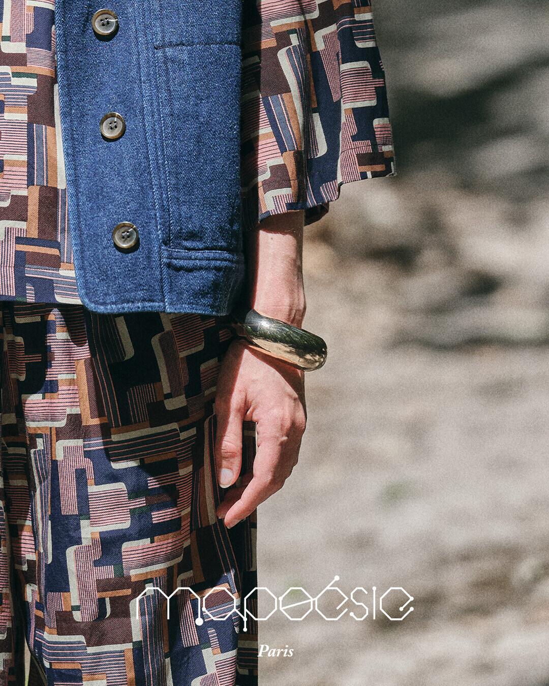 Le regard s'efface, la matière prend toute la place. Le motif rencontre le denim. Un détail suffit à reconnaître notre…