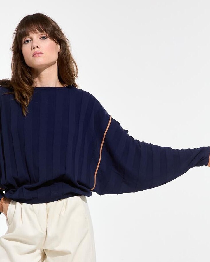Une maille légère, pensée pour la mi-saison. 

Chez Mapoésie, on aime que la couleur ou la coupe viennent casser la…